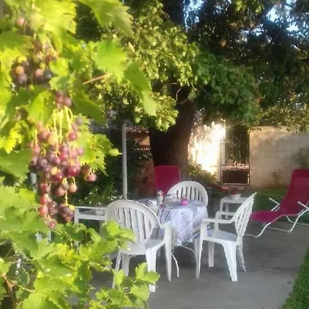 Du Raisin Bed & Breakfast
